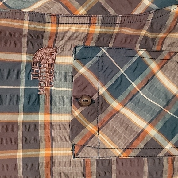 The North Face Short Sleeve Shirt, Button Down, Textured Fabric, Size M, NWOT. - Picture 2 of 4
